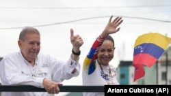 El excandidato presidencial venezolano Edmundo González (izq) y la líder opositora María Corina Machado en un mitin de campaña en Venezuela. (AP/Ariana Cubillos/Archivo)