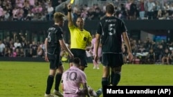 El mediocampista del Nashville SC Dax McCarty (6) recibe una tarjeta amarilla después de chocar con el delantero del Inter Miami Lionel Messi (10). (Foto AP) /Marta Lavandier)