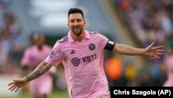 El argentino Lionel Messi, del Inter Miami, festeja tras anotar ante el Union de Filadelfia en las semifinales de la Leagues Cup, el martes 15 de agosto de 2023 (AP Foto/Chris Szagola)