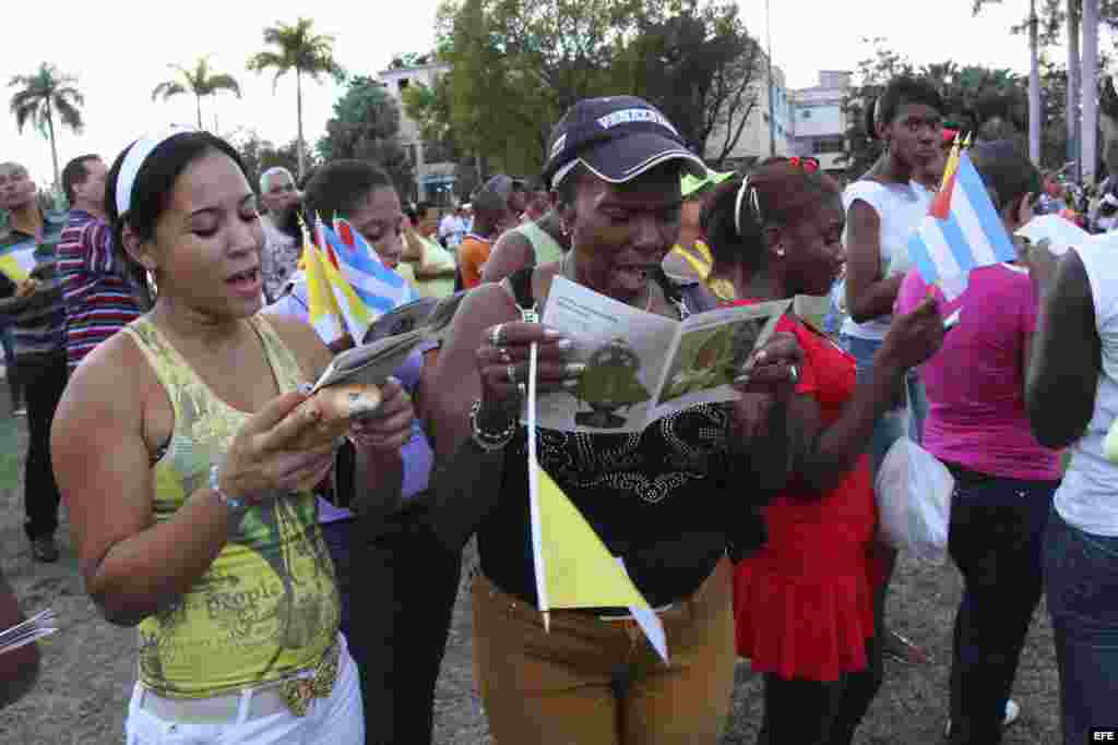 Miles asisten a la misa que ofreci&oacute; Benedicto XVI en la Plaza de la Revoluci&oacute;n Antonio Maceo, el lunes 26 de marzo de 2012, en de Santiago de Cuba.