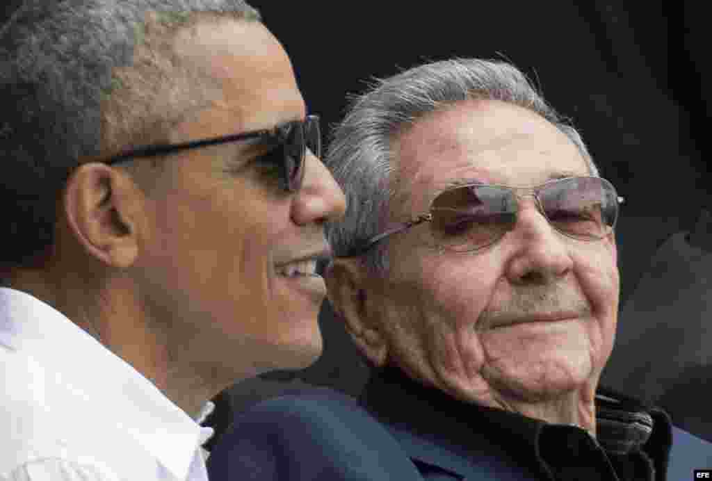 Barack Obama (i) y Raúl Castro (d), en el juego entre el equipo Cuba y los Tampa Bay Rays en el estadio Latinoamericano en La Habana.