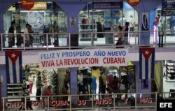 ARCHIVO. Varias personas recorren el centro comercial Carlos III.