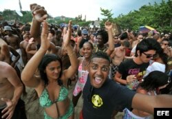 Miles de jóvenes bailan en la playa de Jibacoa