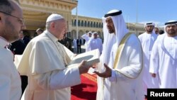 El Papa Francisco y el príncipe Mohammed bin Zayed Al-Nahyan. 