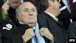 Joseph Blatter, presidente de la FIFA, asiste a un partido de clasificación para Brasil 2014 entre Suiza y Eslovenia en el estadio Stade de Suisse en Berna (Suiza).