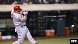 El jugador de Angelinos Kendrys Morales rompe su bate hoy, lunes 21 de mayo de 2012, durante la sexta entrada de un partido ante Atléticos por la MLB en el O.co Coliseum in Oakland, California (EE.UU.). 