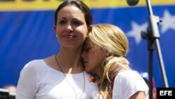  La diputada Maria Corina Machado (i), participa junto a Lilian Tintori (d), esposa del lider opositor Leopoldo Lopez.