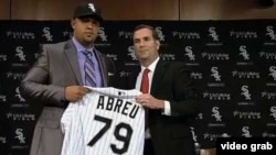 José Dariel "Pito" Abreu cuando recibía la camiseta de los Medias Blancas de Chicago.