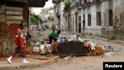 La acumulación de basura, las lluvias y la falta de fumigación han contribuido al agravamiento de la crisis epidemiológica en Cuba. REUTERS/Norlys Pérez