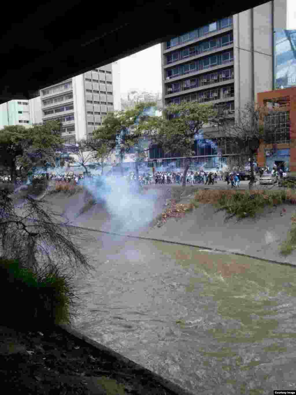 La policía lanza gases contra los manifestantes. 