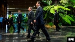 Raúl Castro (c-i) y Xi Jinping (c-d), en la ceremonia de condecoración con la orden José Martí al mandatario asiático, en el Palacio de la Revolución de La Habana (Cuba). Xi Jinping se reunió ayer con los hermanos Fidel y Raúl Castro durante la primera jo