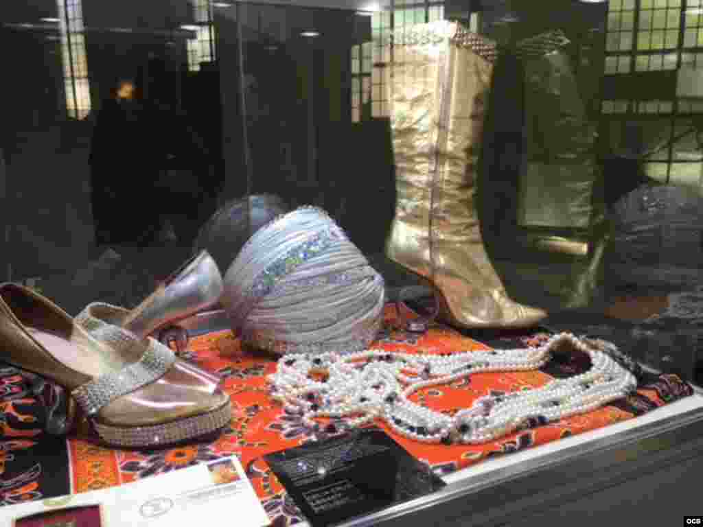 Los zapatos de la Reina de la Salsa, Celia Cruz, forman parte de la exhibición del Woodlawn. (Foto: Carmen María Rodríguez)