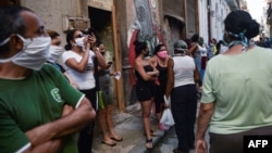 Escena tomada el martes en una cola para comprar comida en La Habana (Yamil Lage/AFP).