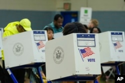 Electores emiten su voto en The Harriet Tubman Learning Center, el día de las elecciones, en Nueva York. (AP/Frank Franklin II)