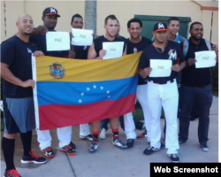 "Con esta imagen espero enviar un mensaje a Venezuela para tener paz y para salir de la violencia", dijo el lanzador venezolano Henderson Álvarez, quien tiró un juego sin hits ni carreras para los Marlins la campaña pasada.