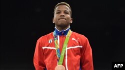 El cubano Joahnys Argilagos posa con su medalla luego de ganar en los partidos de boxeo en los Juegos Olímpicos de Río 2016 en Río de Janeiro el 14 de agosto de 2016