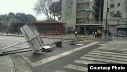 Barricadas como ésta bloqueaban este martes 25 de febrero algunas calles del distrito de Chacao en Caracas.