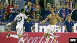 Los jugadores del Real Madrid, Cristiano Ronaldo (d) y Jese, celebran el tercer gol del equipo madridista. 