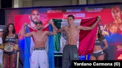 Robeisy Ramírez posa con la bandera cubana junto a su contrincante, el mexicano Rafael "Divino" Espinoza. (Foto: Yordano Carmona)