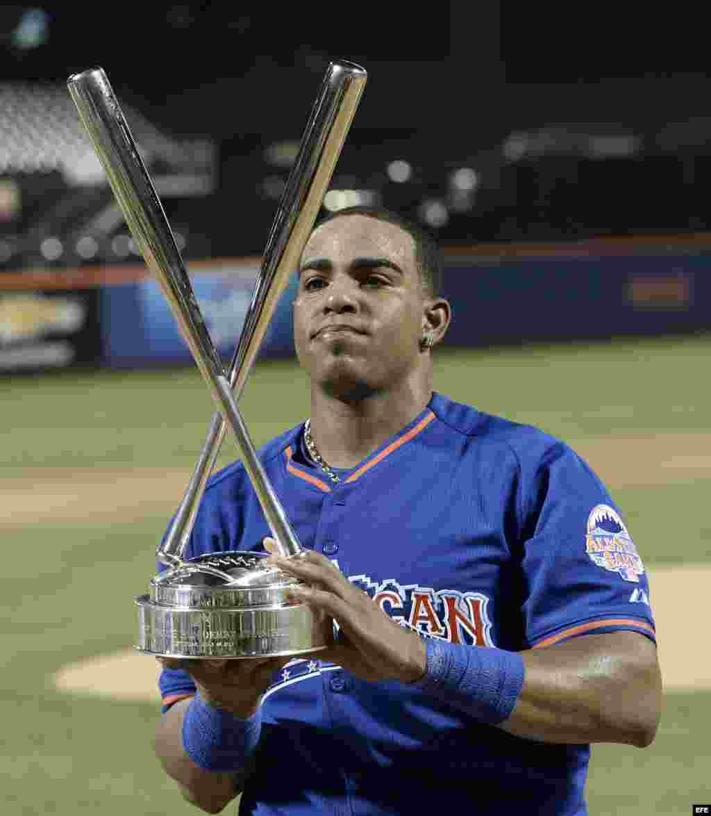 Yoenis Cespedes, de Atléticos, sostiene el trofeo después de ganar el Clásico de Cuadrangulares de las Estrellas de la MLB.