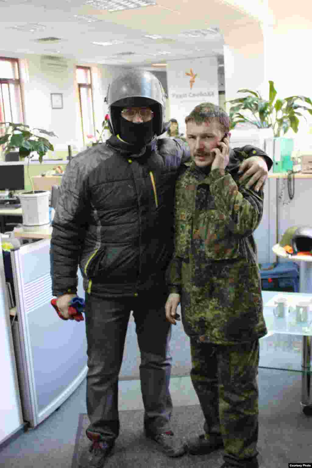 Dos manifestantes de EuroMaidan