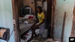 Una afrodescendiente posa en su vivienda en La Habana. Las personas afrodescendientes enfrentan mayor represión y pobreza que el resto de los cubanos, indica informe.