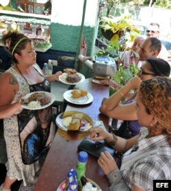 Varias personas esperan para ser atendidas en una cafetería privada en La Habana.