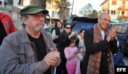 El trovador Silvio Rodríguez y el músico cubano Isaac Delgado, residente en Estados Unidos desde hace siete años, participan en un concierto el 29 de marzo de 2013, en un barrio de La Habana.