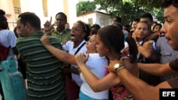 Imagen de archiivo de las disidentes cubanas "Damas de Blanco" hostigadas por seguidores del Gobierno de la isla cuando intentan iniciar una caminata por el "Día Internacional de los Derechos Humanos". 