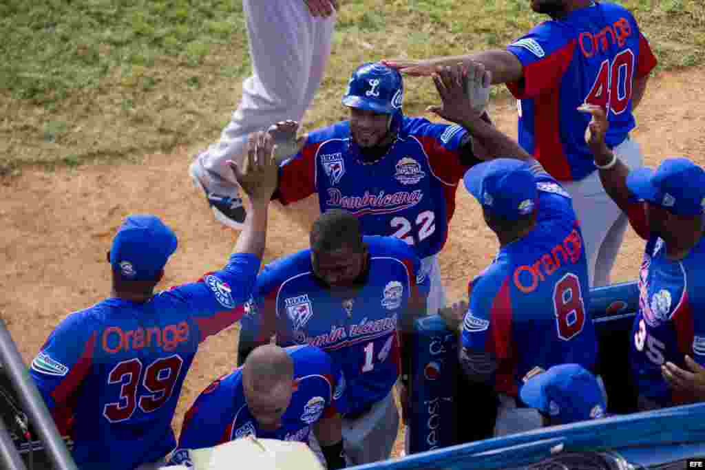 Leury Garcia, de Tigres del Licey de República Dominicana, celebra tras completar una carrera hoy, lunes 3 de febrero de 2014, durante un partido contra Villa Clara de Cuba en el tercer día de la Serie del Caribe 2014, en el Estadio Nueva Esparta, en Margarita (Venezuela).