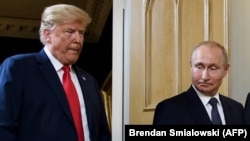 El presidente electo de EEUU, Donald Trump (izq) y el mandatario ruso Vladimir Putin en un encuentro en Helsinki, en 2018. (Brendan Smialowski/AFPGennady Gatilov,Archivo)