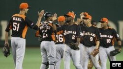 Los jugadores holandeses celebran tras vencer a Cuba en un partido de la segunda ronda del Clásico Mundial de Béisbol en el estadio Tokio Dome en Tokio (Japón). 