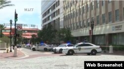 Captura de video del operativo policial en el centro comercial Landing de Jacksonville tras el tiroteo. (WJXT)