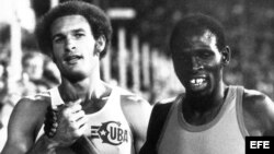  El atleta cubano Alberto Juantorena (izda), y su rival, el keniata Michael Boit, tras la prueba de 800 metros de atletismo en Zurich, 24-8-1977.