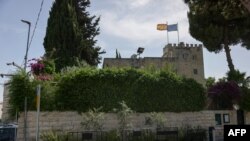 Las banderas de España y de la UE ondean en el consulado de España en el barrio Sheikh Jarrah de Jerusalén Este, el 22 de mayo de 2024. Irlanda, Noruega y España dijeron que reconocerían formalmente el Estado de Palestina el 28 de mayo. (Foto de AHMAD GHARABLI / AFP)