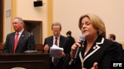  La congresista republicana por Florida, Iliana Ros-Lehtinen (d), habla junto al congresista por Nueva Jersey, Albio Sires (i), y el presidente de la Fundación Nacional para la Democracia (NED, por su sigla en inglés), Carl Gershman (c). 