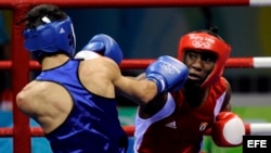 Archivo - El cubano Yordenis Ugás, (rojo) en acción frente al rumano Georgian Popescu durante el combate de boxeo de cuartos de final de los Juegos Olímpicos de Pekín 2008. 