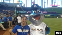 Nuestro camarógrafo Enrique Lopez junto a la mascota de los Miami Marlins