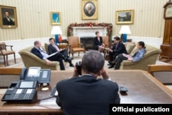 El presidente Barack Obama habla por teléfono con Raúl Castro, desde la Casa Blanca.