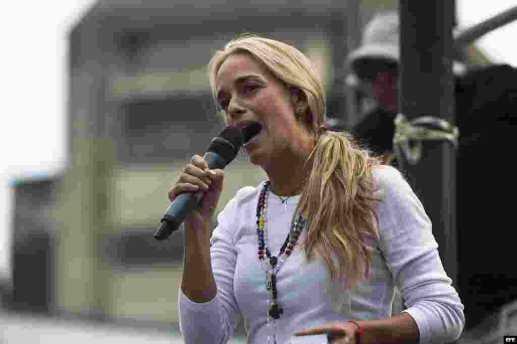 Lilian Tintori, esposa del encarcelado líder opositor Leopoldo López, habla durante una protesta de 24 horas para exigir la liberación de López y los demás presos políticos. 