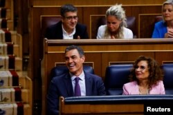 El presidente del Gobierno español, Pedro Sánchez, y la vicepresidenta primera del Gobierno, María Jesús Montero, en la sesión parlamentaria para aprobar proyecto de ley que concede la amnistía separatistas catalanes, 30 de mayo de 2024. (REUTERS/Susana Vera)