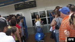 Foto de archivo. Una mujer llega al aeropuerto internacional José Martí de La Habana (Cuba), procedente de Miami (EEUU).