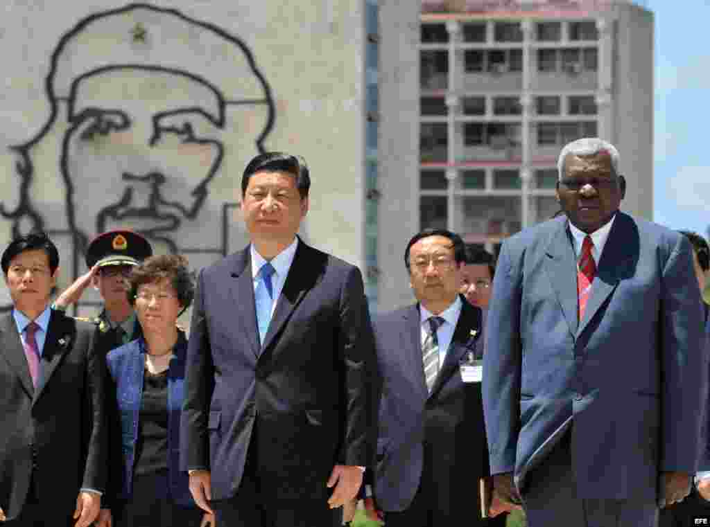 El vicepresidente cubano, Esteban Lazo, acompaña a su homólogo de China, Xi Jinping (Archivo 2011)