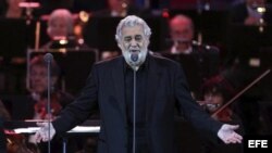 Foto de archivo. El tenor español Plácido Domingo interpreta un tema durante el festival al aire libre Loreley en St. Goarshausen, Alemania, el domingo 30 de junio de 2013.