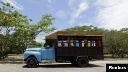 Numerosos cubanos usan los camiones como medio de transporte. 