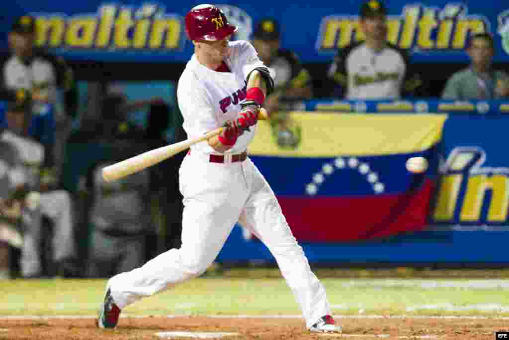 Luis Montañez de los Indios de Mayagüez de Puerto Rico intenta batear una pelota.