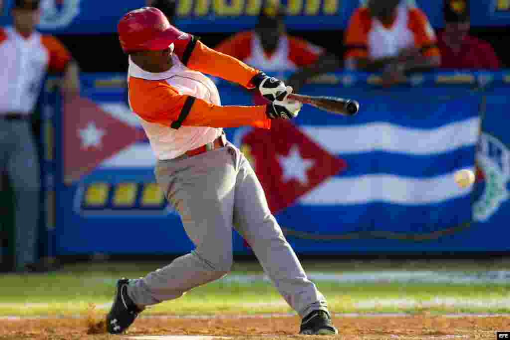 &nbsp;Daniel Castro, de Villa Clara de Cuba, batea hoy, lunes 3 de febrero de 2014, durante un partido contra Tigres del Licey de República Dominicana en el tercer día de la Serie del Caribe 2014, en el Estadio Nueva Esparta, en Margarita (Venezuela).&nbsp;