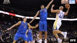 El jugador de los Warriors Richard Jefferson (d) Brandan Wright (c) y Dirk Nowtizki (i) de los Mavericks 