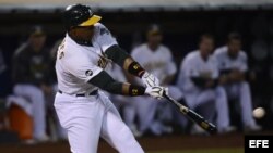 Yoenis Céspedes conecta un sencillo durante un juego de beisbol en 2012