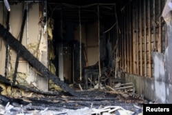 El interior quemado de la comisaría central de policía de Sunderland después de una noche de violentas manifestaciones antiinmigrantes, en Sunderland, Gran Bretaña, el 3 de agosto de 2024. (REUTERS/Hollie Adams)